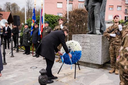 Polaganje cvetja k spomeniku Rudolfa Maistra (26)
